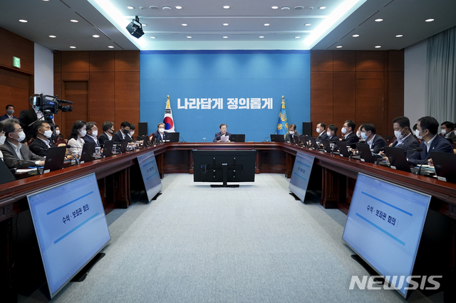 [서울=뉴시스]배훈식 기자 = 문재인 대통령이 10일 청와대 여민관에서 열린 수석 보좌관 회의를 주재하고 있다. 2020.08.10. dahora83@newsis.com