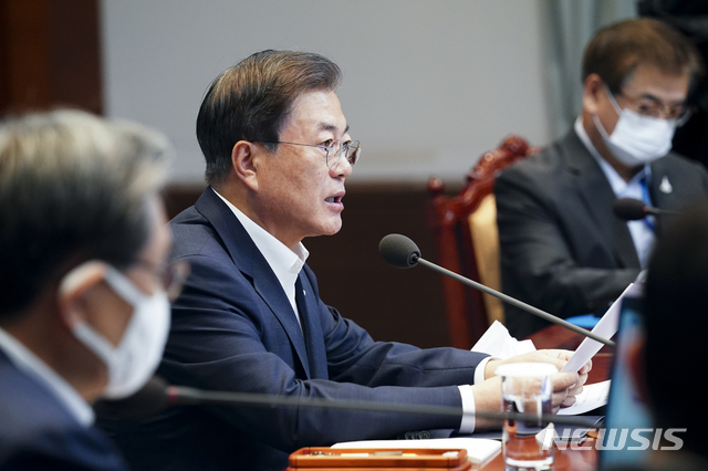 [서울=뉴시스]배훈식 기자 = 문재인 대통령이 10일 청와대 여민관에서 열린 수석 보좌관 회의에 참석해 발언하고 있다. 2020.08.10. dahora83@newsis.com