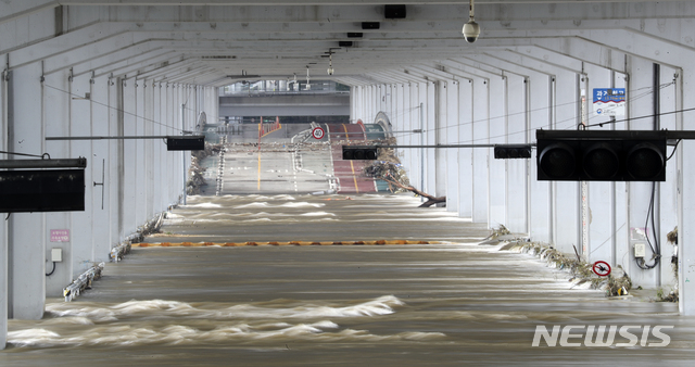 [서울=뉴시스] 최진석 기자 = 서울 전역에 장맛비가 내리고 있는 10일 서울 잠수교가 한강물에 잠겨 통제되고 있다. 2020.08.10.&nbsp; myjs@newsis.com