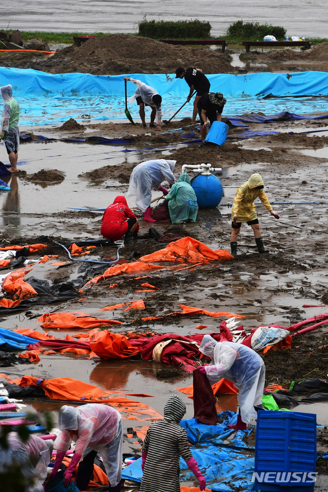 [하동=뉴시스]차용현 기자 = 북상하고 있는 제5호 태풍 장미의 영향으로 많은 비가 내리고 있는 10일 오후 경남 하동군 하동읍 섬진강변에서 주민과 자원봉사자들이 수해 복구작업을 펼치고 있다. 2020.08.10. con@newsis.com