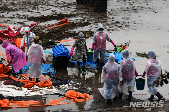 [하동=뉴시스] 지난 2020년 8월 제5호 태풍 장미의 영향으로 많은 비가 내린 경남 하동군 하동읍 섬진강변에서 주민과 자원봉사자들이 수해 복구작업을 펼치고 있다. (사진= 뉴시스 DB) photo@newsis.com