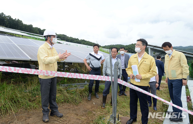 [서울=뉴시스]성윤모(왼쪽) 산업통상자원부 장관이 10일 오후 여름철 장마로 인한 집중호우로 피해를 입은 충남 천안시 목천읍에 위치한 드림천안에너지를 방문해 피해현장을 살펴보고 있다. (사진=산업통상자원부 제공) 2020.08.10.&nbsp; photo@newsis.com