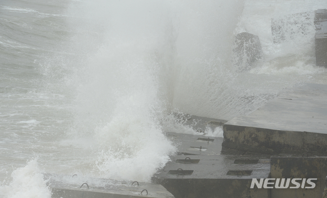 [울산=뉴시스] 배병수 기자 = 제5호 태풍 '장미'가 북상 중인 10일 오후 울산 울주군 서생면 나사마을 해안도로에 높은 파도가 일고 있다. 2020.08.10.&nbsp; bbs@newsis.com 