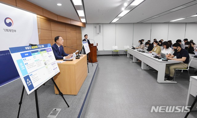 [서울=뉴시스]홍남기 부총리 겸 기획재정부 장관이 10일 오후 세종시 정부세종청사에서 열린 출입기자단 간담회를 통해 '부동산 세제개편 주요내용'과 '현행 재건축과 공공참여형 고밀재건축 비교'를 설명하고 있다. (사진=기획재정부 제공) 2020.08.10.&nbsp;&nbsp; photo@newsis.com