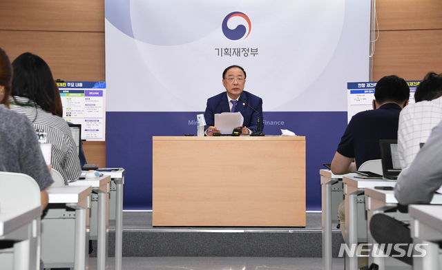 [일문일답]홍남기 "급격히 오른 부동산 가격, 안정 아닌 '조정'돼야"