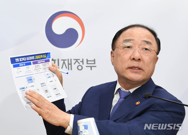 [서울=뉴시스]홍남기 부총리 겸 기획재정부 장관이 10일 오후 세종시 정부세종청사에서 열린 출입기자단 간담회를 통해 '부동산 세제개편 주요내용'과 '현행 재건축과 공공참여형 고밀재건축 비교'를 설명하고 있다. (사진=기획재정부 제공) 2020.08.10.&nbsp; photo@newsis.com