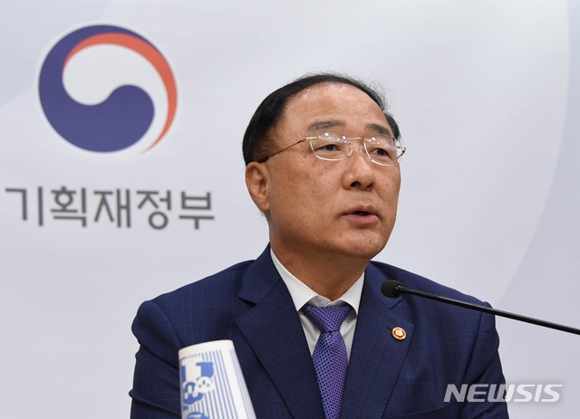 [서울=뉴시스]홍남기 부총리 겸 기획재정부 장관이 10일 오후 세종시 정부세종청사에서 열린 출입기자단 간담회를 통해 '부동산 세제개편 주요내용'과 '현행 재건축과 공공참여형 고밀재건축 비교'를 설명하고 있다. (사진=기획재정부 제공) 2020.08.10.&nbsp; photo@newsis.com