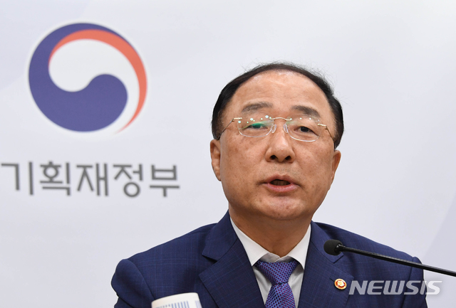 [서울=뉴시스]홍남기 부총리 겸 기획재정부 장관이 10일 오후 세종시 정부세종청사에서 열린 출입기자단 간담회를 통해 '부동산 세제개편 주요내용'과 '현행 재건축과 공공참여형 고밀재건축 비교'를 설명하고 있다. (사진=기획재정부 제공) 2020.08.10. photo@newsis.com