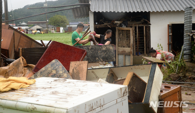 [남원=뉴시스] 김얼 기자 = 지난 8일 몰아친 집중호우로 마을 전체가 침수 피해를 입은 전북 남원시 금지면 귀석리 마을의 물이 빠져나간 10일 마을 어귀에 쓰지 못하게 된 가재도구들이 널브러져 있다. 2020.08.10.pmkeul@newsis.com