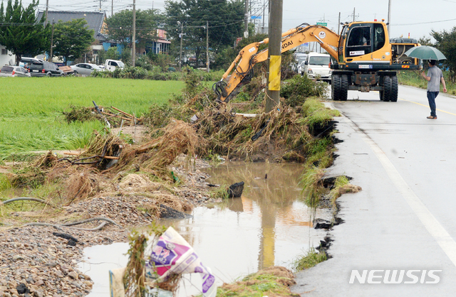 [남원=뉴시스] 김얼 기자 = 지난 8일 몰아친 집중호우에 마을 전체가 침수 피해를 입은 전북 남원시 금지면 귀석리 마을의 물이 빠져나간 10일 마을 입구의 도로가 유실돼 있다. 2020.08.10.pmkeul@newsis.com