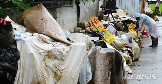 [남원=뉴시스] 김얼 기자 = 지난 8일 몰아친 집중호우로 마을 전체가 침수 피해를 입은 전북 남원시 금지면 귀석리 마을의 물이 빠져나간 10일 마을 어귀에 쓰지 못하게 된 가재도구들이 널브러져 있다. 2020.08.10.pmkeul@newsis.com