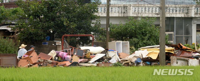 [남원=뉴시스] 김얼 기자 = 지난 8일 몰아친 집중호우로 마을 전체가 침수 피해를 입은 전북 남원시 금지면 귀석리 마을의 물이 빠져나간 10일 마을 어귀에 쓰지 못하게 된 가재도구들이 널브러져 있다. 2020.08.10.pmkeul@newsis.com