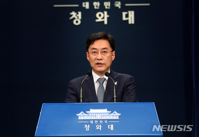 [서울=뉴시스]배훈식 기자 = 강민석 청와대 대변인이 10일 오후 청와대 춘추관 대브리핑실에서 최재성 신임 정무수석을 비롯한 대통령 비서실 인사 발표를 하고 있다. 2020.08.10. dahora83@newsis.com
