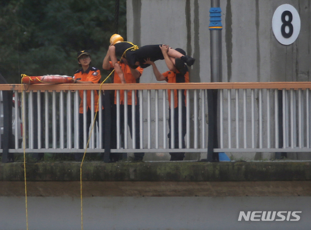 [춘천=뉴시스] 김경목 기자 = 춘천 의암호 선박 전복사고 닷새째인 10일 오후 강원도소방본부 대원들이 강원 춘천시 서면 의암댐에서 실종자 2명의 행방을 찾기 위한 방법으로 위성항법장치(GPS)를 장착한 마네킹을 의암댐 수문 아래 북한강으로 떨어뜨리고 있다. 이날 오전 춘천시청 8급 주무관 A씨가 숨진 채 발견됨에 따라 사망자는 4명으로 늘었다. 이 사고로 2명이 구조돼 병원에서 치료를 받고 있다. 2020.08.10.&nbsp; photo31＠newsis.com