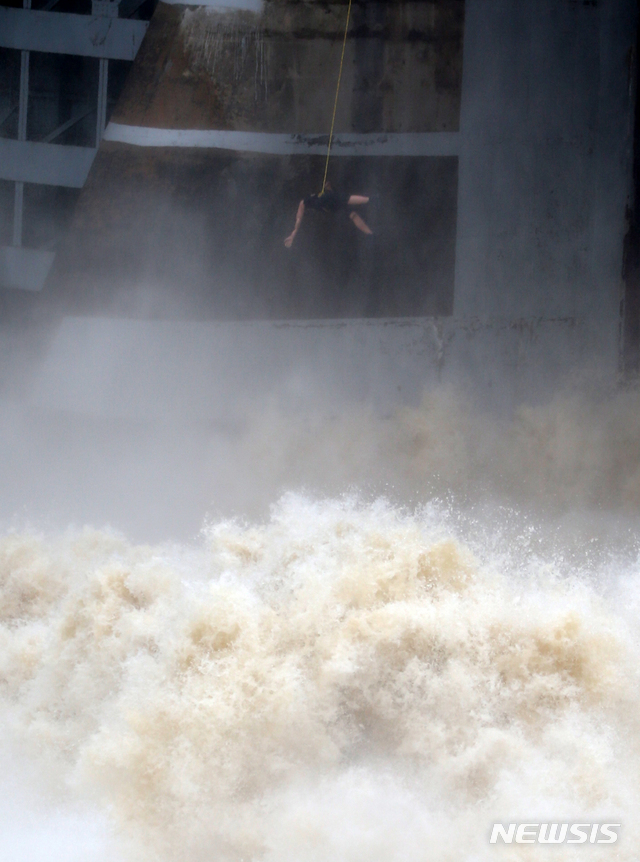 [춘천=뉴시스] 김경목 기자 = 춘천 의암호 선박 전복사고 닷새째인 10일 오후 강원도소방본부 대원들이 강원 춘천시 서면 의암댐에서 실종자 2명의 행방을 찾기 위한 방법으로 위성항법장치(GPS)를 장착한 마네킹을 의암댐 수문 아래 북한강으로 떨어뜨린 가운데 구명튜브를 줄에 연결한 마네킹이 거센 물살 속으로 추락하고 있다. 이날 오전 춘천시청 8급 주무관 A씨가 숨진 채 발견됨에 따라 사망자는 4명으로 늘었다. 이 사고로 2명이 구조돼 병원에서 치료를 받고 있다. 2020.08.10. photo31＠newsis.com