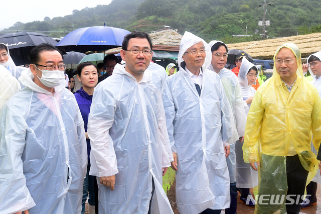 [하동=뉴시스]차용현 기자 = 10일 오후 미래통합당 김종인 비상대책위원장을 비롯한 주호영 원내대표, 하영제 사천남해하동 국회의원 등 미래통합당 당 지도부가 경남 하동군 화개면 소재 화개장터 수해현장을 찾아 재난 피해지역을 둘러보고 주민들을 위로했다. 2020.08.10. con@newsis.com