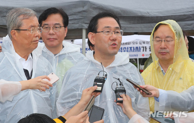 [하동=뉴시스]차용현 기자 = 주호영 미래통합당 원내대표가 10일 오후 경남 하동군 화개면 소재 화개장터 수해현장을 찾아 둘러보고 난 뒤 취재진의 질문에 답하고 있다. 2020.08.10. con@newsis.com