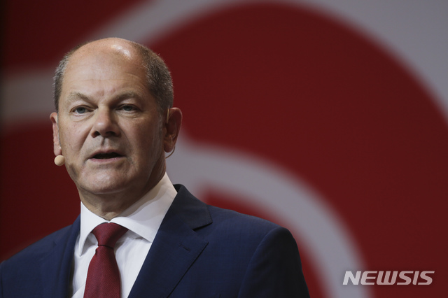 [베를린=AP/뉴시스] 독일의 올라프 숄츠 재무장관이 10일 기자회견에서 내년 총선에 사회민주당 총리 후보로 나서 총선을 지휘할 것이라고 말하고 있다. 보수파 기독민주당의 앙겔라 메르켈 총리와 두 번째 대연정을 꾸렸던 중도좌파 사민당은 2017년 총선에서 득표율 20%의 졸전을 면치 못한 뒤 다시 대연정에 참여했다. 메르켈 총리가 내년 총선에 출마하지 않음에 따라 16년 만에 새 인물이 기민당 총리 후보로 뽑혀 숄츠 후보와 다투게 된다. 2020. 8. 10.