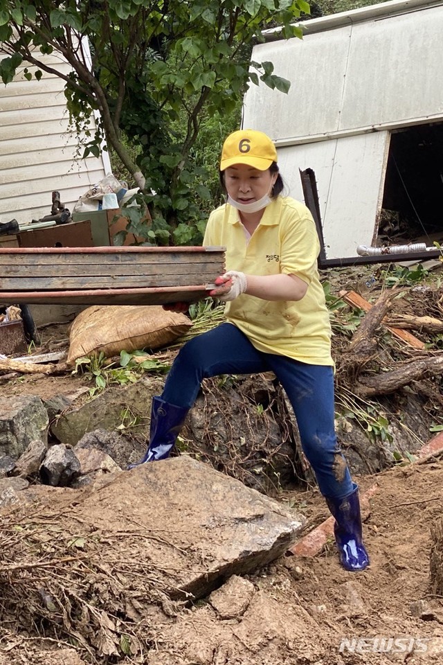 [서울=뉴시스]심상정 정의당 대표가 지난 7일 경기도 안성시 죽산면 용설리의 한 주택에서 집중호우 피해 복구작업을 하고 있다.(사진 = 정의당 제공)