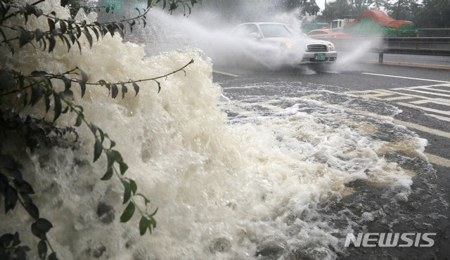 [서울=뉴시스]추상철 기자 =집중호우가 이어진 11일 오전 서울 중구 남산1호터널 인근에서 물줄기가 도로로 뿜어져 나오고 있다. 2020.08.11.&nbsp; scchoo@newsis.com