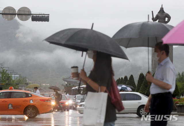 [서울=뉴시스] 이윤청 기자 = 장맛비가 49일째 이어지고 있는 11일 서울 종로구 광화문광장에서 시민들이 우산을 쓰고 출근하고 있다. 2020.08.11.&nbsp; radiohead@newsis.com