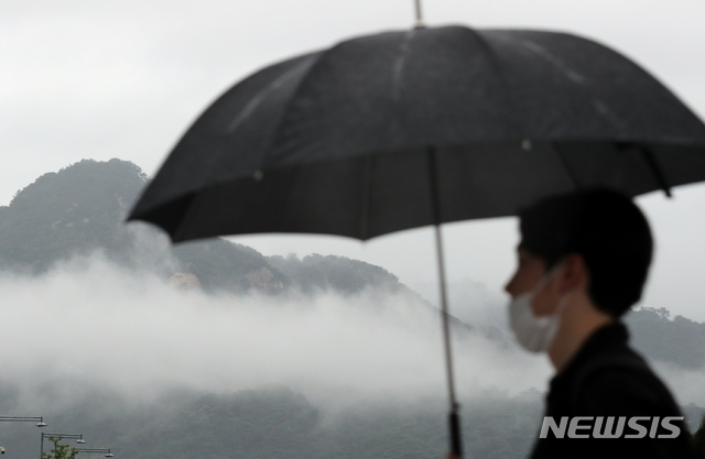 [서울=뉴시스] 이윤청 기자 = 장맛비가 49일째 이어지고 있는 11일 서울 종로구 광화문광장에서 시민들이 우산을 쓰고 출근하고 있다. 2020.08.11. radiohead@newsis.com