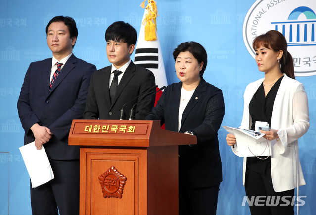 [서울=뉴시스]김선웅 기자 = 서영교 더불어민주당 국회의원(국회 행정안전위원장)이 11일 오전 서울 여의도 국회 소통관에서 기자회견을 열고 '구하라법'의 통과를 촉구하고 있다. 서 의원의 왼쪽은 故 구하라 씨의 친오빠 구호인 씨, 오른쪽은 순직한 전북 소방관 故 강한얼 씨의 친언니 강화현 씨. 2020.08.11. mangusta@newsis.com