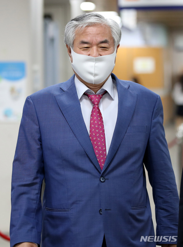 [서울=뉴시스] 고범준 기자 = 공직선거법 위반 혐의 등으로 기소된 전광훈 한국기독교총연합회 대표회장 목사가 11일 오전 서울 서초구 서울중앙지방법원에서 열리는 3차 공판에 출석하고 있다. 2020.08.11.&nbsp; bjko@newsis.com