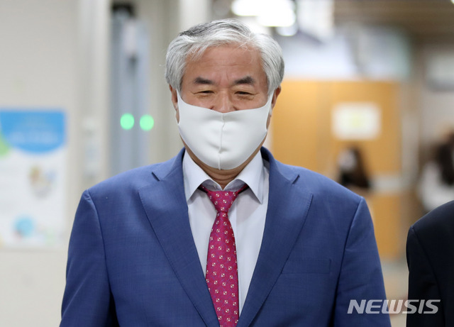 [서울=뉴시스] 고범준 기자 = 공직선거법 위반 혐의 등으로 기소된 전광훈 한국기독교총연합회 대표회장 목사가 11일 오전 서울 서초구 서울중앙지방법원에서 열리는 3차 공판에 출석하고 있다. 2020.08.11.&nbsp; bjko@newsis.com