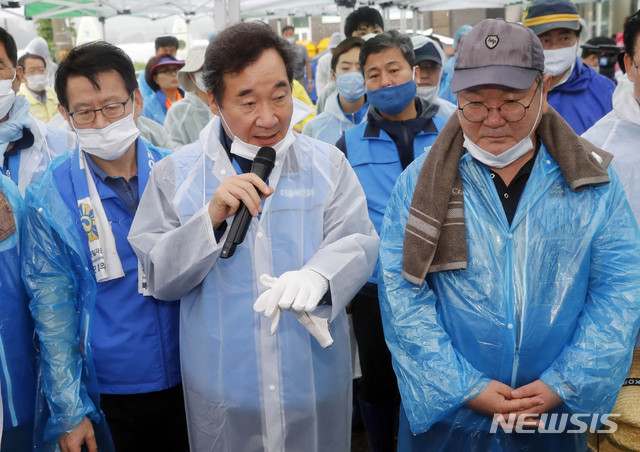 [음성=뉴시스] 최동준 기자 = 이낙연 더불어민주당 의원이 11일 집중 호우로 인해 특별재난지역으로 선포된 충북 음성군을 찾아 현안관련 발언을 하고 있다. 2020.08.11. photocdj@newsis.com