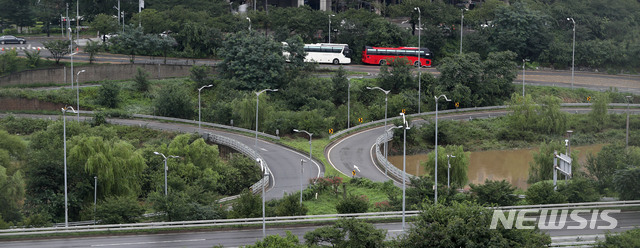 [서울=뉴시스]홍효식 기자 = 올림픽대로 여의상류·하류 나들목이 통제된 11일 서울 영등포구 노량진수산시장에서 바라본 여의상류 나들목이 통제돼 도로가 비어있다. 2020.08.11. yesphoto@newsis.com