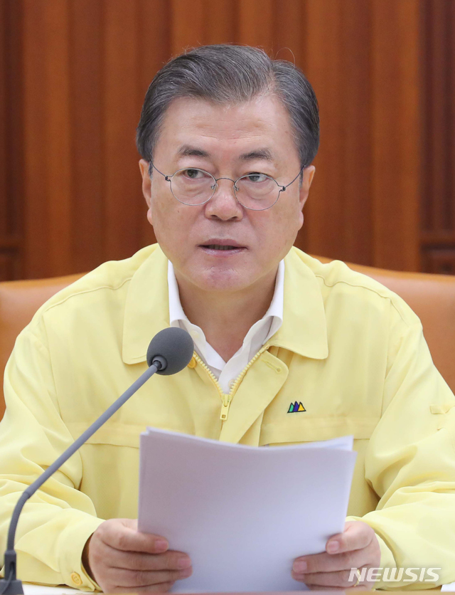 [서울=뉴시스]배훈식 기자 = 문재인 대통령이 11일 서울 종로구 정부서울청사에서 열린 집중호우 긴급점검 국무회의에 참석해 발언하고 있다. 2020.08.11. dahora83@newsis.com
