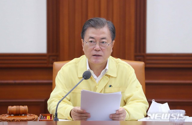 [서울=뉴시스]배훈식 기자 = 문재인 대통령이 11일 서울 종로구 정부서울청사에서 열린 집중호우 긴급점검 국무회의에 참석해 발언하고 있다. 2020.08.11. dahora83@newsis.com