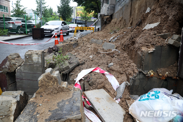[인천=뉴시스] 이종철 기자 = 폭우로 11일 오전 인천시 남동구 인천시청앞 오피스텔 건물 외벽이 무너져 도로를 막고 있다. 2020.08.11.&nbsp; jc4321@newsis.com
