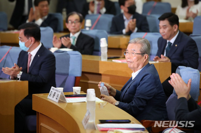 [서울=뉴시스]김선웅 기자 = 김종인 미래통합당 비상대책위원장이 11일 오전 서울 여의도 국회에서 열린 '대한민국 미래를 위한 융합인재 육성' 정책토론회에 참석하고 있다. 2020.08.11. mangusta@newsis.com