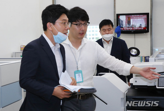 [서울=뉴시스] 장세영 기자 = 김병민 미래통합당 정강정책특위원장 11일 서울 여의도 국회에서 김종인 미래통합당 비상대책위원장에게 보고를 위해 비대위원장실로 향하고 있다. 2020.08.11. photothink@newsis.com