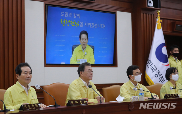 [서울=뉴시스]배훈식 기자 = 문재인 대통령이 11일 서울 종로구 정부서울청사에서 열린 집중호우 긴급점검 국무회의에 참석해 김영록 전남지사의 피해상황 및 긴급복구계획을 보고 받고 있다. 2020.08.11. dahora83@newsis.com