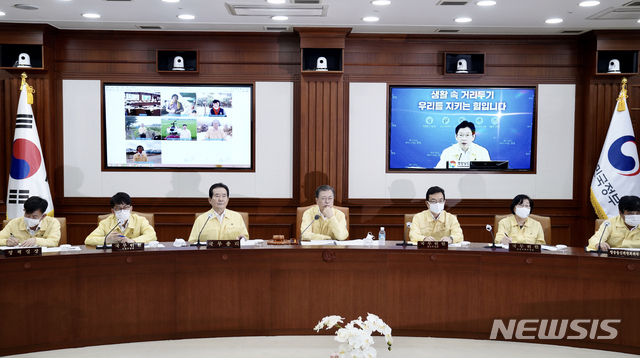 [서울=뉴시스]배훈식 기자 = 문재인 대통령이 11일 서울 종로구 정부서울청사에서 열린 집중호우 긴급점검 국무회의에 참석해 김경수 경남지사로부터 피해상황 및 긴급복구계획을 보고 받고 있다. 2020.08.11. dahora83@newsis.com