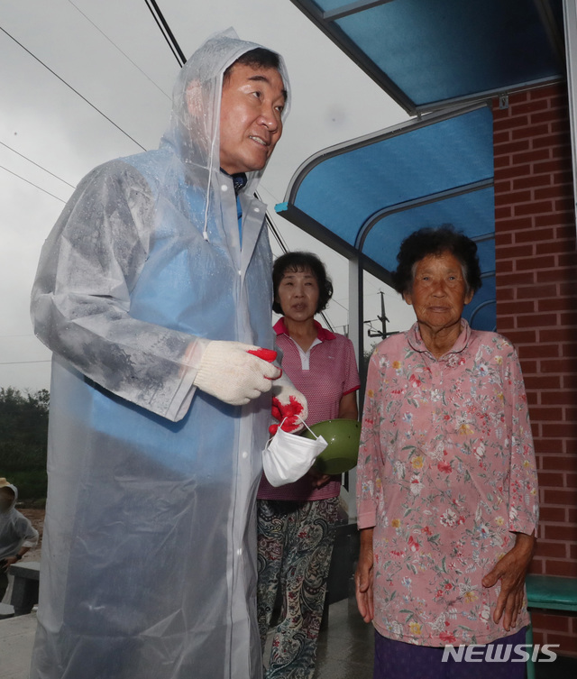 [서울=뉴시스]최동준 기자 = 이낙연 더불어민주당 의원이 11일 오전 충북 음성 호우피해지역을 방문해 주민들과 대화를 나누고 있다. 2020.08.11. photo@newsis.com