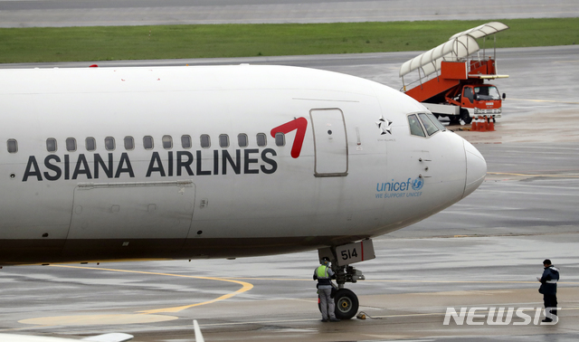 [서울=뉴시스] 최진석 기자 = HDC현대산업개발이 금호산업이 제안한 대표간 대면협상을 수용하면서 아시아나항공 매각전이 새로운 국면에 접어들게 됐다. 사진은 11일 서울 강서구 김포공항 주기장의 아시아나항공 여객기 모습. 2020.08.11.&nbsp; myjs@newsis.com