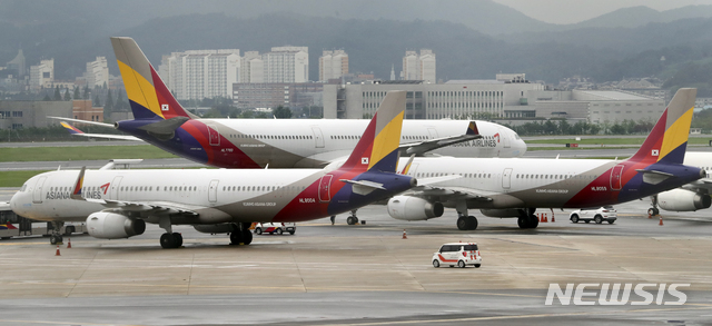 [서울=뉴시스] 최진석 기자 = HDC현대산업개발이 금호산업이 제안한 대표간 대면협상을 수용하면서 아시아나항공 매각전이 새로운 국면에 접어들게 됐다. 사진은 11일 서울 강서구 김포공항 주기장의 아시아나항공 여객기 모습. 2020.08.11.&nbsp; myjs@newsis.com