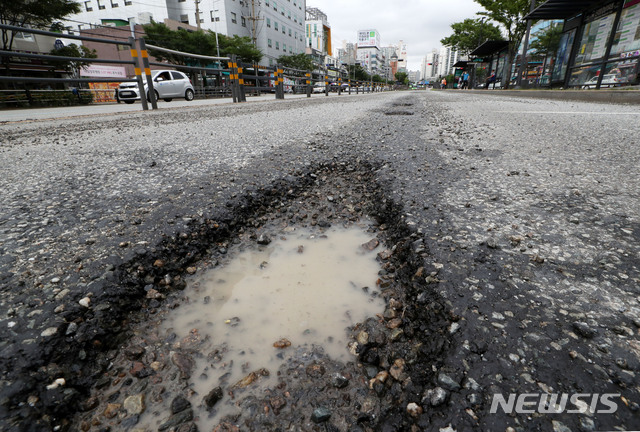 [서울=뉴시스]홍효식 기자 = 집중호우로 도로 곳곳에 땅 꺼짐 현상이 잇따르고 있는 11일 오후 서울 영등포구 대림사거리 중앙버스전용차로 인근에 포트홀(도로 파임 현상)이 보이고 있다. 2020.08.11. yesphoto@newsis.com