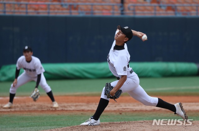 [서울=뉴시스]11일 오후 서울 목동야구장에서 75회 청룡기고교야구선수권대회 광주동성고와 장충고의 결승전이 열리면서 5회말 광주동성고 신헌민 선수가 역투를 하고 있다. (사진=조선일보 제공) 2020.08.11. photo@newsis.com