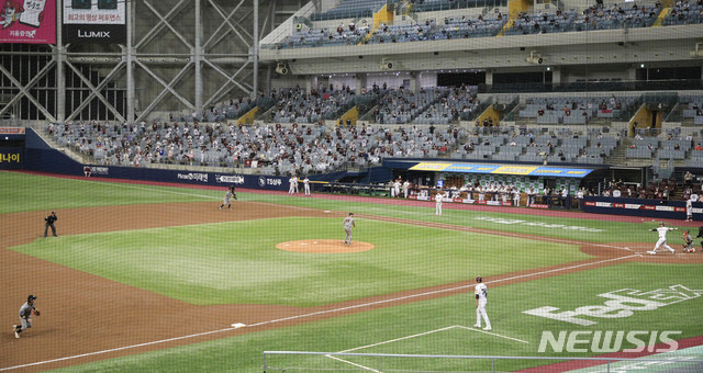 [서울=뉴시스] 박민석 기자 = 11일 오후 서울 구로구 고척스카이돔에서 열린 2020 신한은행 SOL KBO리그 한화 이글스 대 키움 히어로즈의 경기에서 관중들이 경기를 지켜보고 있다. 문화체육관광부와 중앙재난대책본부는 이날부터 입장 관중 허용 규모를 관중석의 30%로 늘렸고, 프로야구는 구단마다 25%의 관중만 관중을 받기로 했다. 2020.08.11. mspark@newsis.com