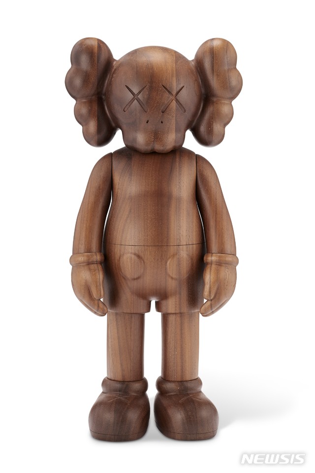 [서울=뉴시스] 카우스, COMPANION (KARIMOKU VERSION)wood multiple, with the original packaging, boxand hologram전체: 26.7 x 12.7 x 6.4 cm.2011에디션 42/100추정가: US$30,000-50,000(한화 약 3600만~6000 만원)