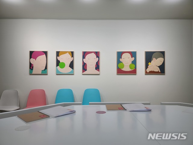 [서울=뉴시스] '당장은 돈이 되지 않는 작가탐구'展, 변웅필 전시.사진=아이프 제공. 2020.8.12. photo@newsis.com.&nbsp; 변웅필 작가=동국대학교 미술학과(서양화 전공), 독일 뮌스터미술대학 석사(순수미술), Prof. Guillaume Bijl 마이스터 과정 등을 졸업했다. 서울ㆍ부산ㆍ청주 및 독일의 여러 도시에서 16회의 개인전을 가졌다. 2002 뮌스터미술대학 대상, 2003 쿤스트봄베 미술대상 2등상ㆍDAAD 외국인학생 장학금, 2004 쿤스트아스펙트 미술상, 2005 아도 미술대상 2005, 2006 문예진흥 기금 개인전 지원, 2008~09 난지미술창작스튜디오 등의 수상 및 정부 지원을 받았다.&nbsp; 중고등학교 미술교과서와 단행본 등 10여 곳 이상에 작품이 수록되었다.&nbsp; 작품은 국립현대미술관(미술은행&정부미술은행), 서울시립미술관, 서울미술관, OCI미술관, 인천문화재단, 독일 헤어포드 MARTA현대미술관, 독일 뮌스터 노르트라인 베스트팔렌주 행정대법원 등에 소장되어 있다. 