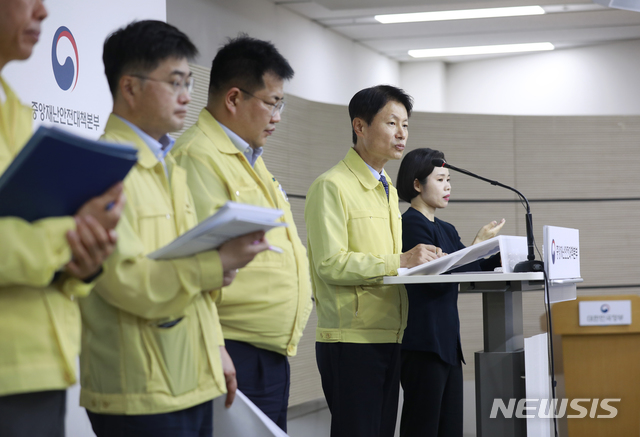 [서울=뉴시스] 김강립 중앙재난안전대책본부 1총괄조정관이 12일 오전 정부세종청사에서 열린 신종 코로나 바이러스 감염증(코로나19) 정례브리핑에서 발언하고 있다. (사진=중앙재난안전대책본부 제공) 2020.08.12. photo@newsis.com