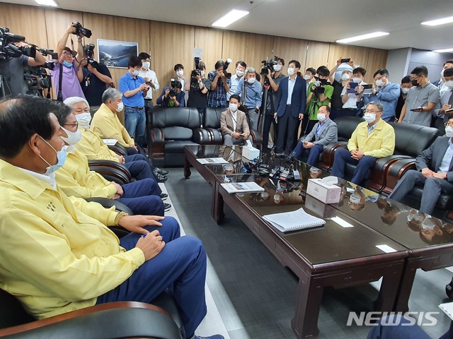 [옥천=뉴시스] 김재광 기자 = 전북 진안군 용담댐 방류로 수해를 입은 충북 영동·옥천·무주·금산군 단체장들이 12일 댐을 관리하는 한국수자원공사를 찾아 피해보상과 재발방지를 위한 대책 마련을 촉구하고 있다.(사진=옥천군 제공)2020.08.12&nbsp; photo@newsis.com