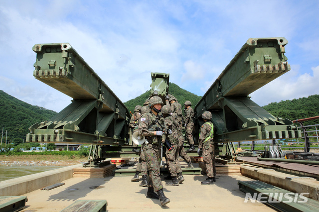 [인제=뉴시스] 한윤식 기자 = 육군 3군단 장병들이 12일 강원 인제군 서면 천도리에서 집중 폭우로 내려 앉은 다리위에 간편조립교를 긴급 구축하고 있다. 2020.08.12 ysh@newsis.com 
