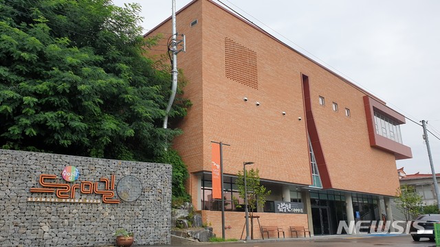 [청주=뉴시스] 임선우 기자 = 충북 청주시장 옛 관사를 리모델링한 김수현드라마아트홀. 청주시장 관사는 지난 2014년 시민 공간으로 개방됐으며, 현재 청주시장은 개인 전셋집에 살고 있다. photo@newsis.com